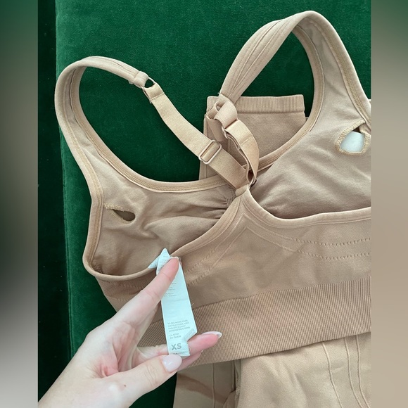 Fabletics Workout Set - Picture 3 of 4